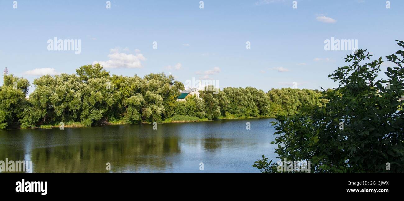 Ufer des Flusses Oka, Räume und die Kirche Stockfoto