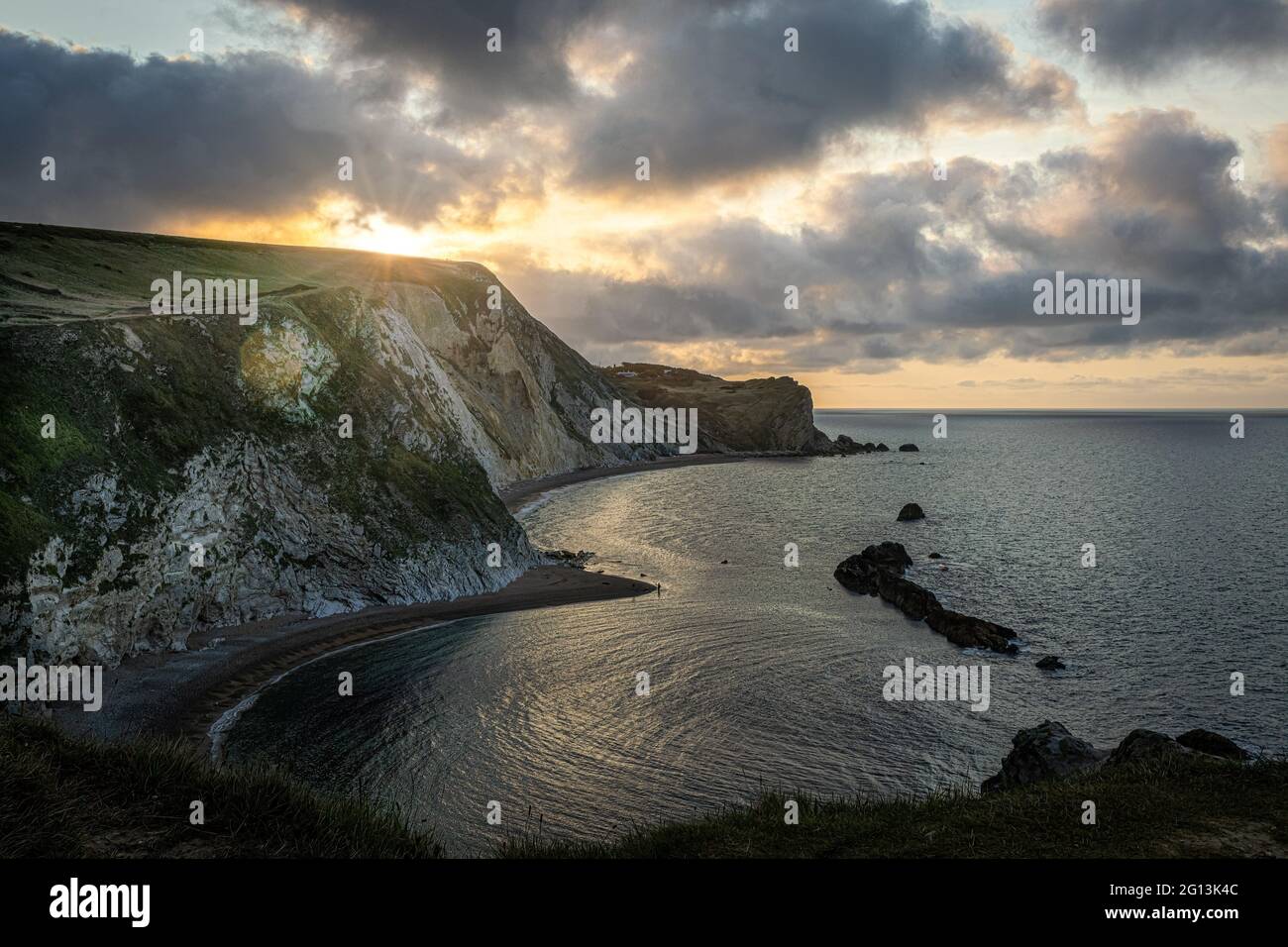 September Sonnenaufgang über man O' war Cove in Dorset, Großbritannien Stockfoto