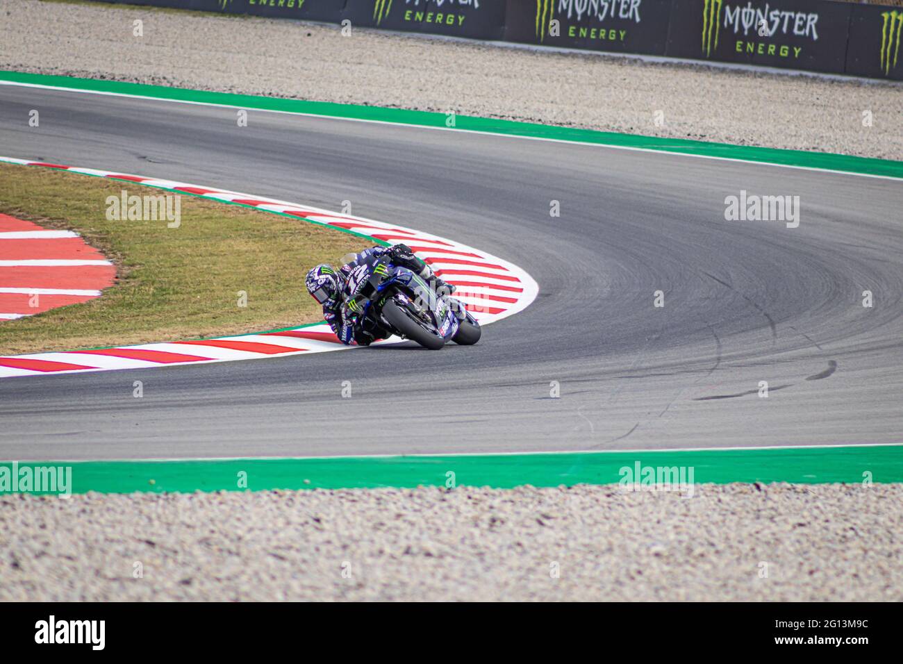 MONTMELLO, SPANIEN, 4. JUNI 2021: Maverick Vinales auf seiner #12 2021 Yamaha YZR-M1 (Team: Monster Energy Yamaha MotoGP), MotoGP-Weltmeisterschaft 2021 Stockfoto