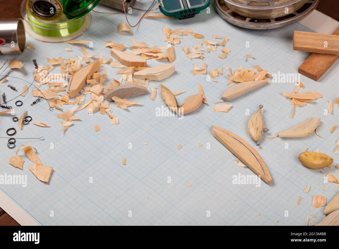 Handgemachte hölzerne Fischerei tacles graph Papier Hintergrund mit Werkzeugen und Rohlinge. Mockap für Werbung und Veröffentlichung. Stockfoto