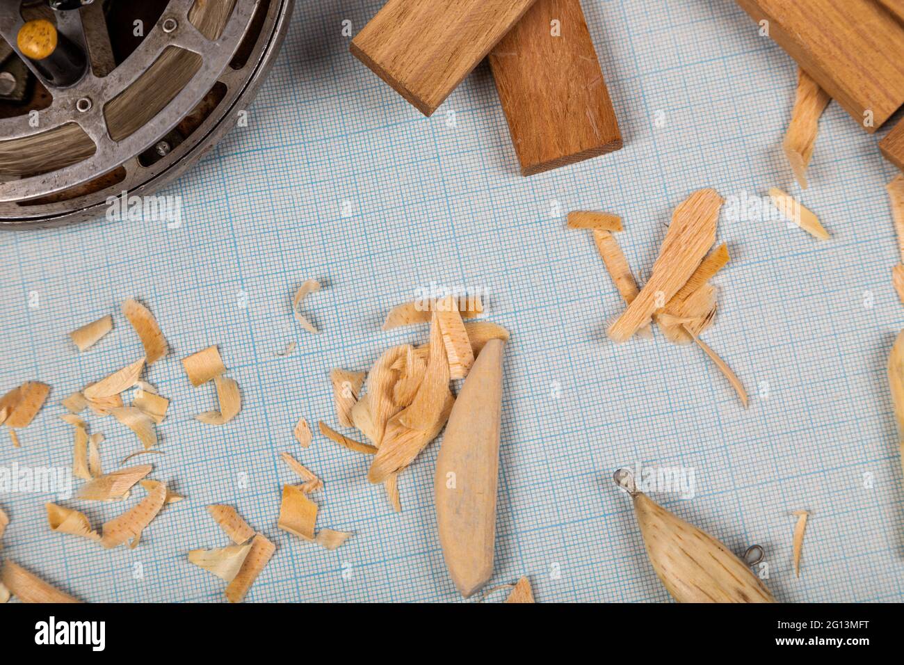 Handgemachte hölzerne Fischerei tacles graph Papier Hintergrund mit Werkzeugen und Rohlinge. Mockap für Werbung und Veröffentlichung. Stockfoto