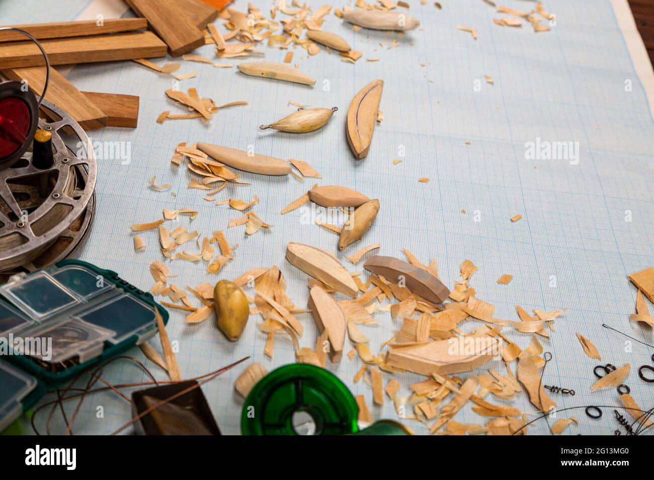Handgemachte hölzerne Fischerei tacles graph Papier Hintergrund mit Werkzeugen und Rohlinge. Mockap für Werbung und Veröffentlichung. Stockfoto