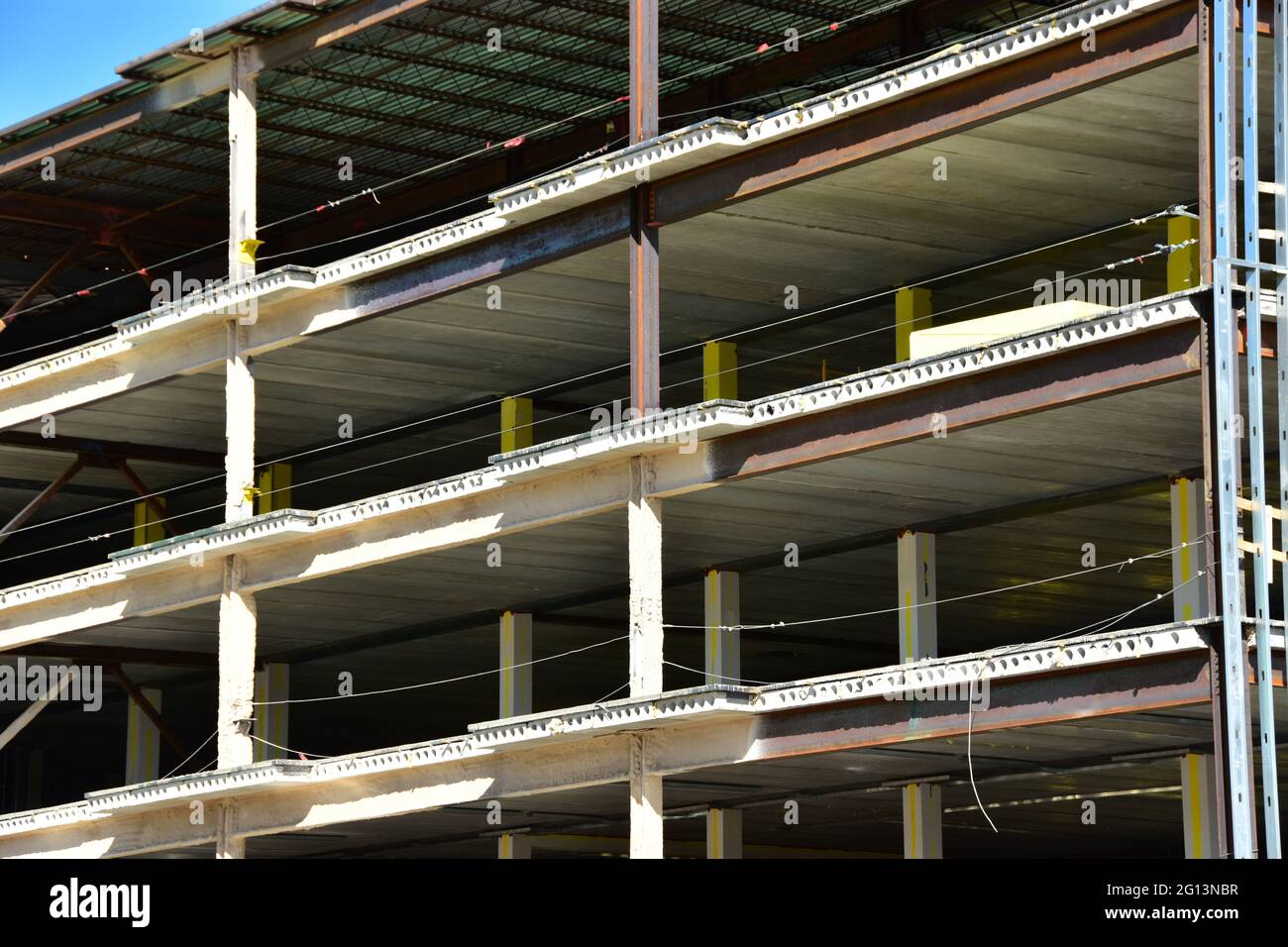 Stahl- und Betonrahmen mehrgeschossige medizinische Einrichtung im Bau. Stockfoto