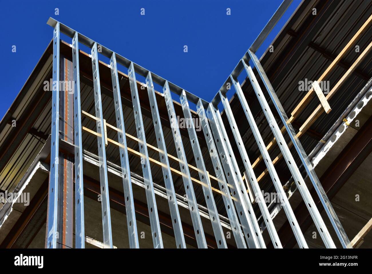 Stahl- und Betonrahmen mehrgeschossige medizinische Einrichtung im Bau. Stockfoto