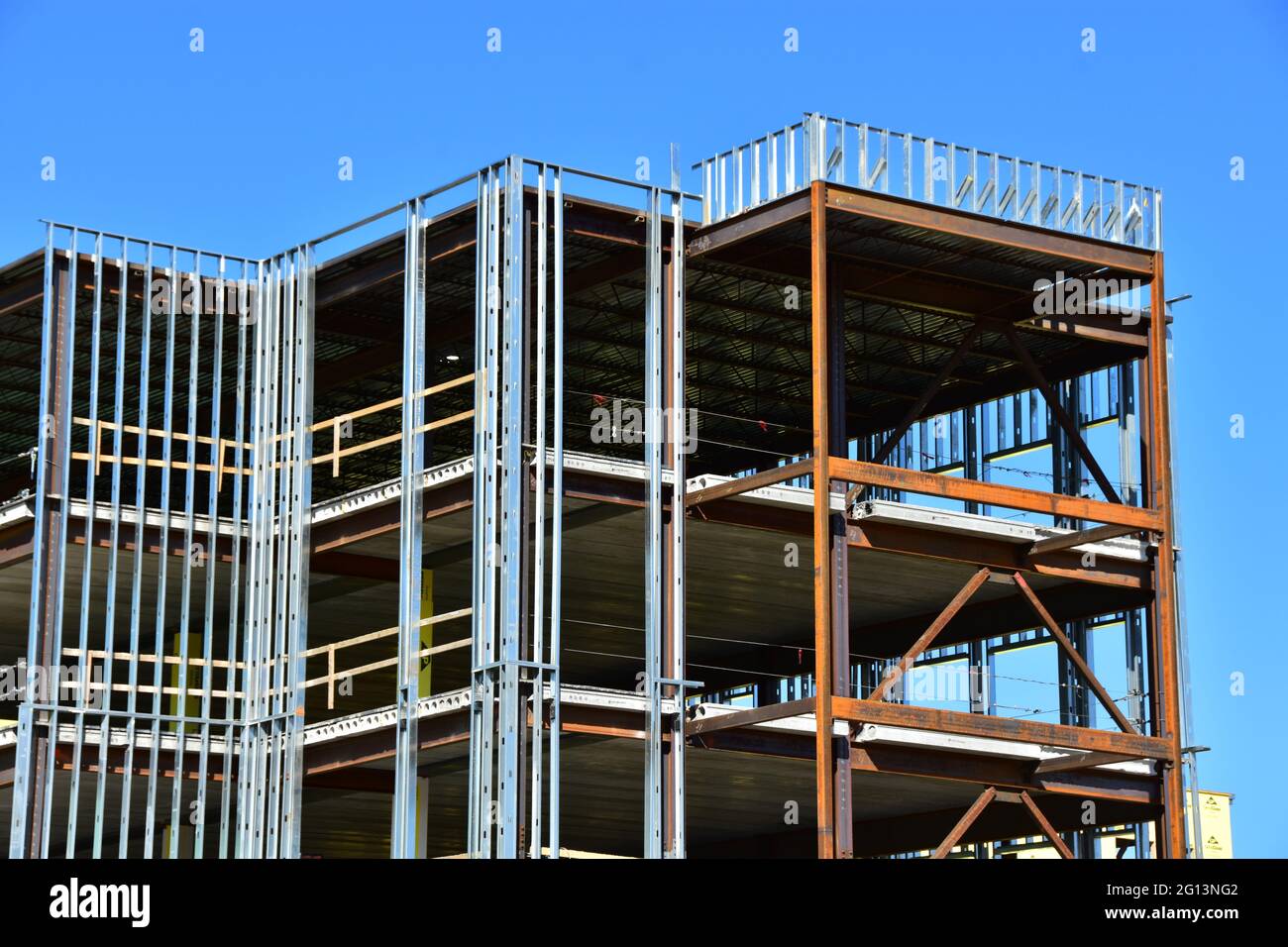 Stahl- und Betonrahmen mehrgeschossige medizinische Einrichtung im Bau. Stockfoto