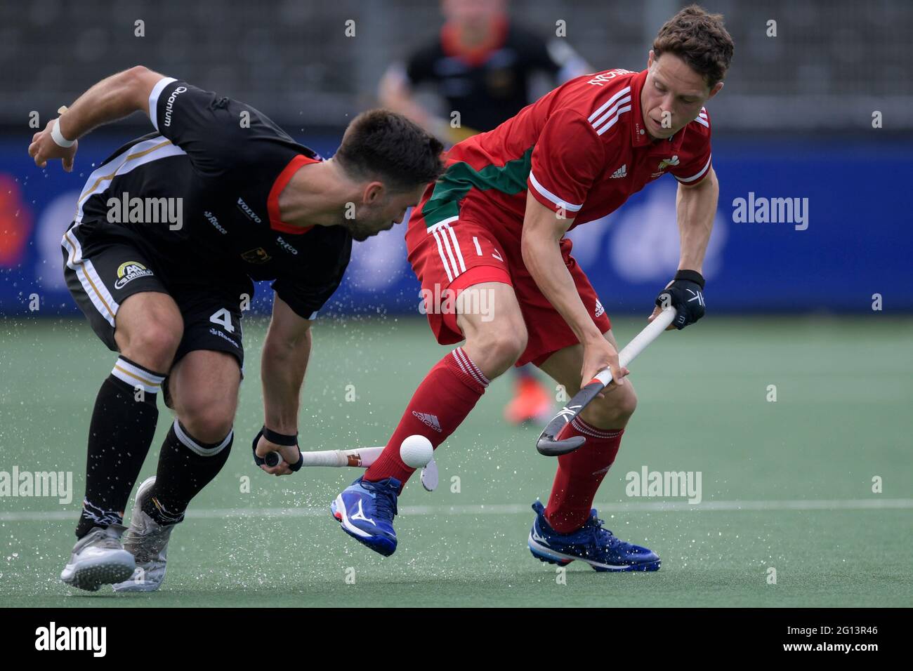 Amstelveen, Niederlande. Juni 2021. 04-06-2021: Hockey EK: Duitsland / Wales: Amstelveen AMSTELVEEN, NIEDERLANDE - JUNI 4: Lukas Windfeder aus Deutschland kämpft während des EM-Spiels zwischen Deutschland und Wales im Wagener Stadion am 4. Juni 2021 in Amstelveen, Niederlande, um den Besitz mit Dale Hutchinson aus Wales (Foto: Gerrit van Keulen/Orange Picics) Credit: Orange Pics BV/Alamy Live News Stockfoto