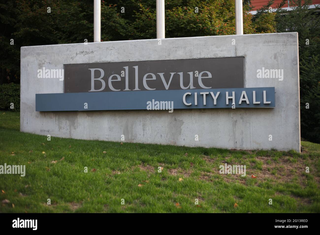BELLEVUE, USA - 23. Sep 2018: Massives Schild vor dem Rathaus von Bellevue in Bellevue, Bundesstaat Washington, USA (eine Stadt neben Seattle). Stockfoto
