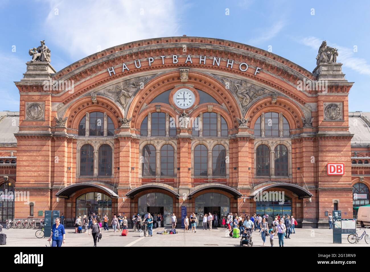 BREMEN, DEUTSCHLAND - 30. Mai 2021: Ein malerischer historischer Hauptbahnhof der Hansestadt, Deutschland Stockfoto