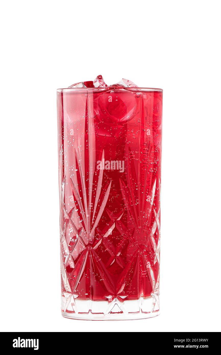 Hausgemachte rote Zitruslimonade im Glas mit Eisfelsen Stockfoto