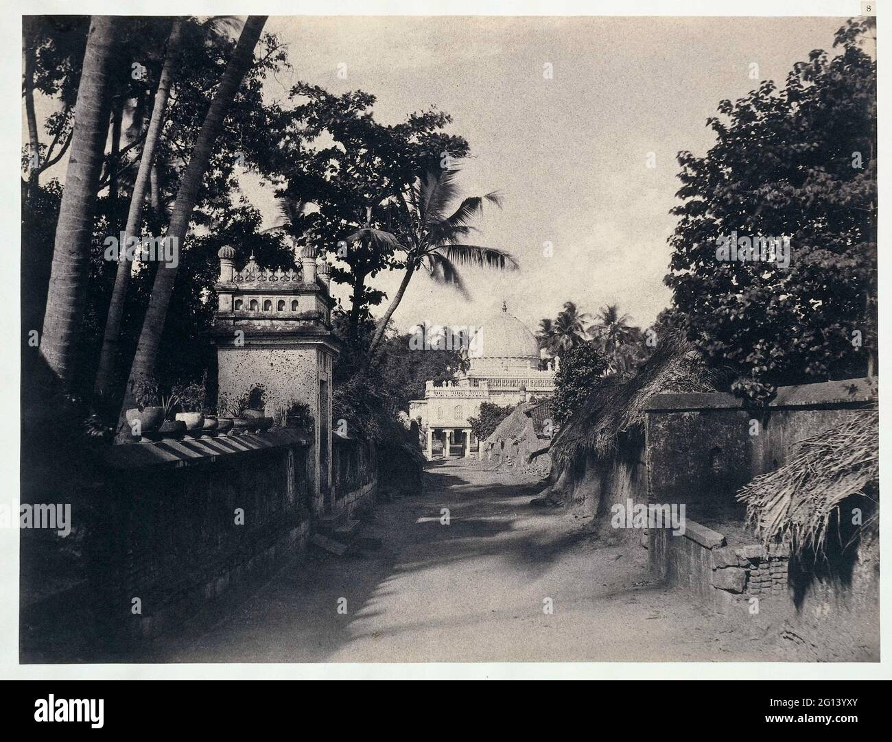 Ansicht der Moschee von Nutter Owleah, Tiruchirappalli, Indien. Bei Kutteln wurde Papier anstelle von Glasnegativen verwendet. Sie waren nicht nur unzerbrechlich und leicht mitzunehmen, sondern die lichtempfindliche Schicht war auch widerstandsfähiger gegen die heftige Hitze und Luftfeuchtigkeit in Indien und Burma. Als Offizier der britischen Armee machte er fast 1000 Fotos. Kutteln versorgte seine Druckpapiere mit einer dünnen Schicht Albumin, wodurch sie glänzender wurden als normale gesalzene Papierdrucke. Stockfoto