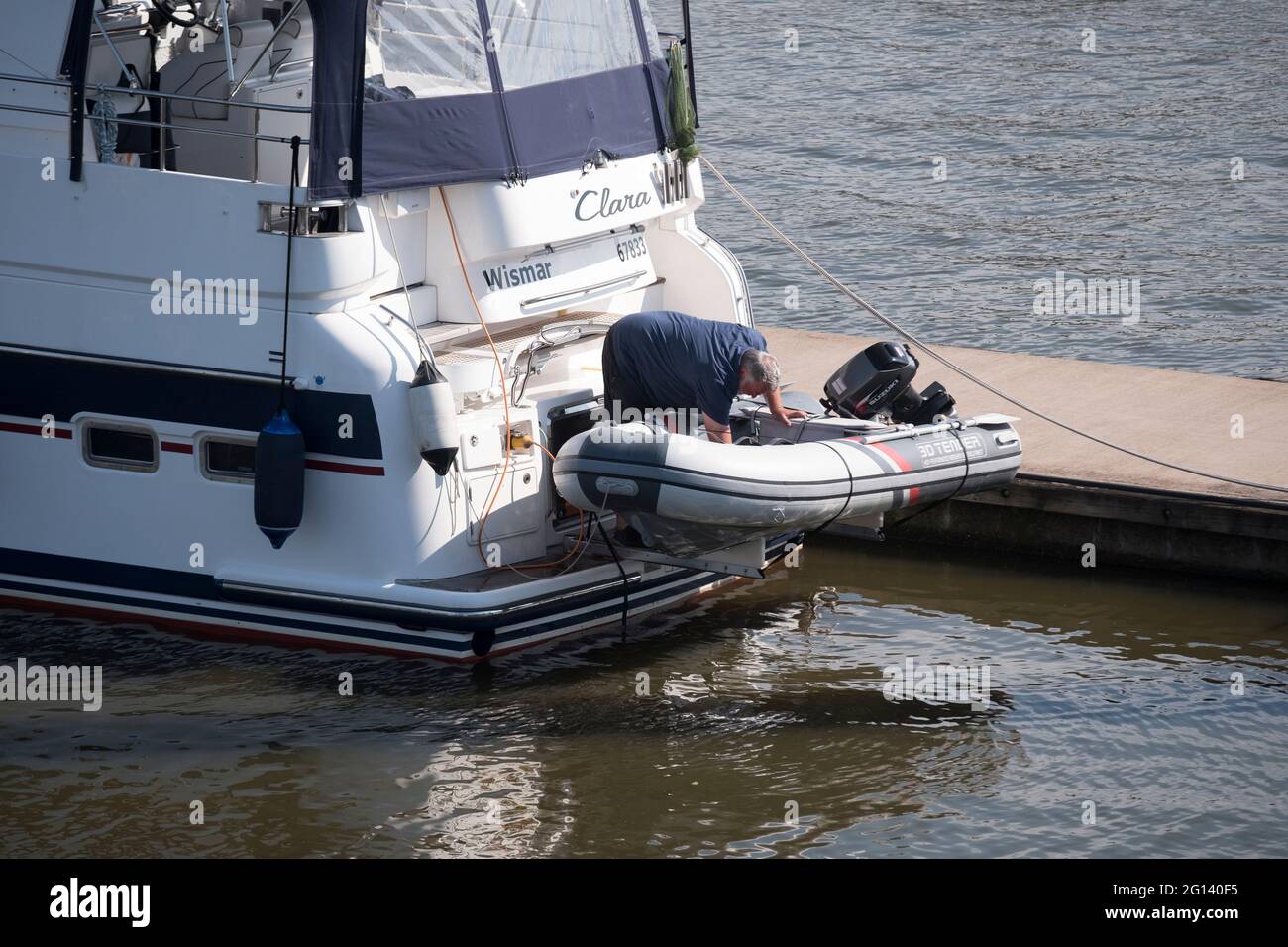 Motoryacht mit Beiboot, im Hamburger Hafen Stockfoto