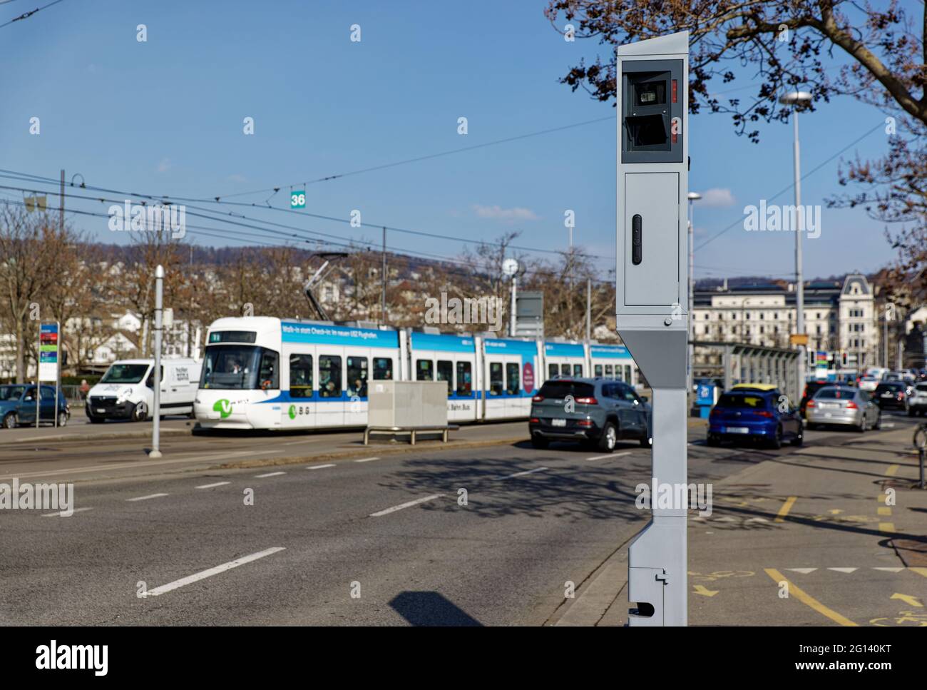 Zürich Schweiz 10. März 2021: Stationäre Radargeschwindigkeitskamera,  Kamera in der Großstadt mit Autos und Menschen und Strassenbahn im  verschwommenen Hintergrund, Geschwindigkeit c Stockfotografie - Alamy