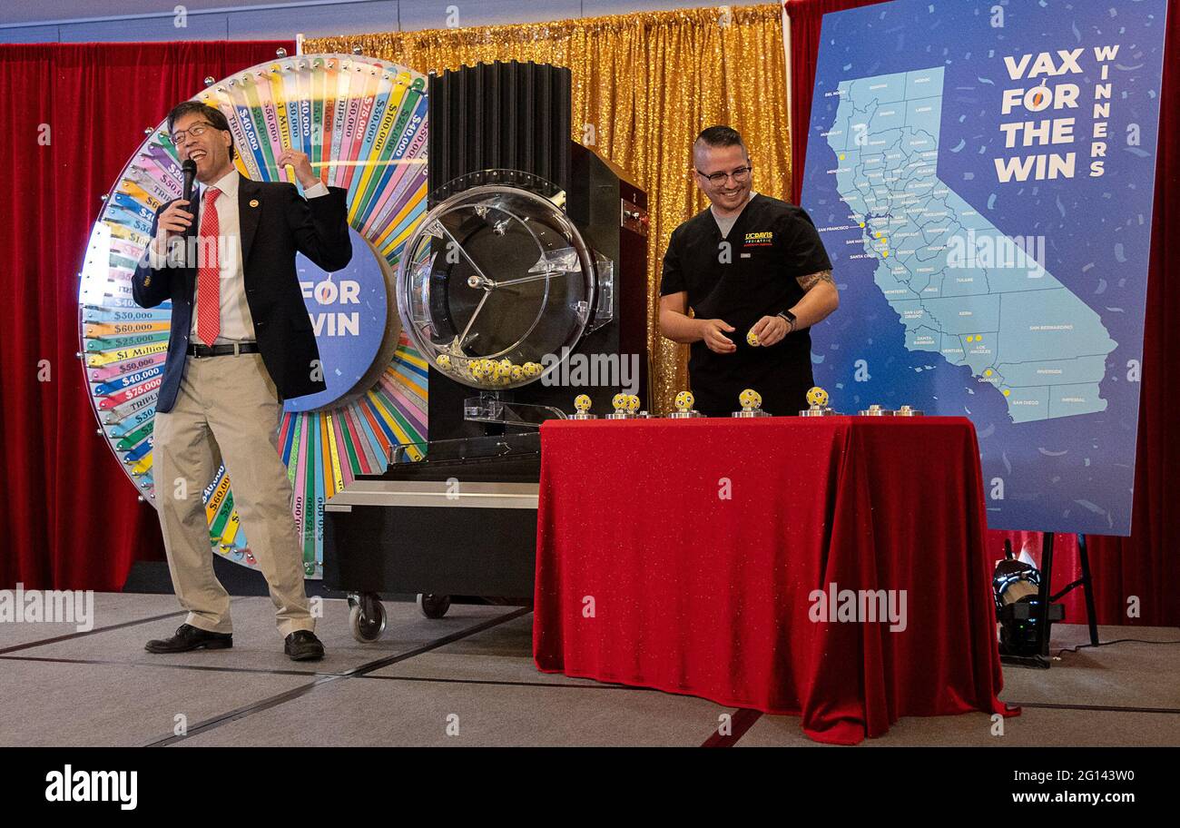 Sacramento, CA, USA. Juni 2021. Senator Dr.Richard Pan hält einen der siegreichen Lotterieballs mit Claudio Alvarado, dem stellvertretenden Krankenschwester-Manager von UC Davis, der für die ersten 15 Kalifornier ausgewählt wurde, die am Freitag, dem 4. Juni, im Hauptquartier der California Lottery 550.000 für ihren Beitrag zur Impfung gegen COVID-19 erhalten haben. 2021 in Sacramento. Die heutige randomisierte Verlosung ist Teil des kalifornischen neuen Vax für das Win-Programm „“, dem größten Impfprogramm des Landes. Kredit: ZUMA Press, Inc./Alamy Live Nachrichten Stockfoto