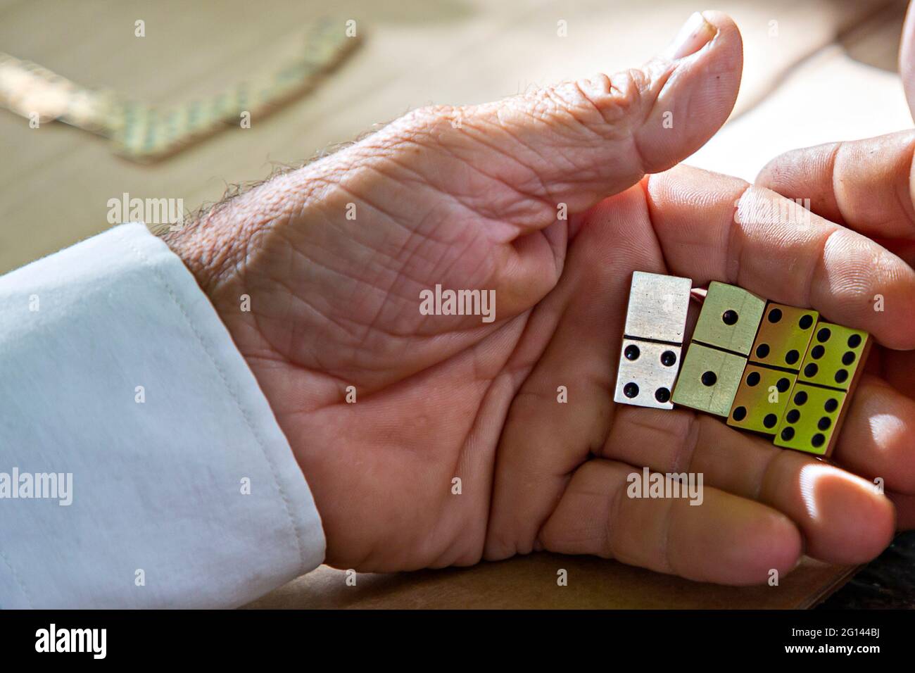 Domino Fliesen in der Hand in einem Café in Albanien Stockfoto