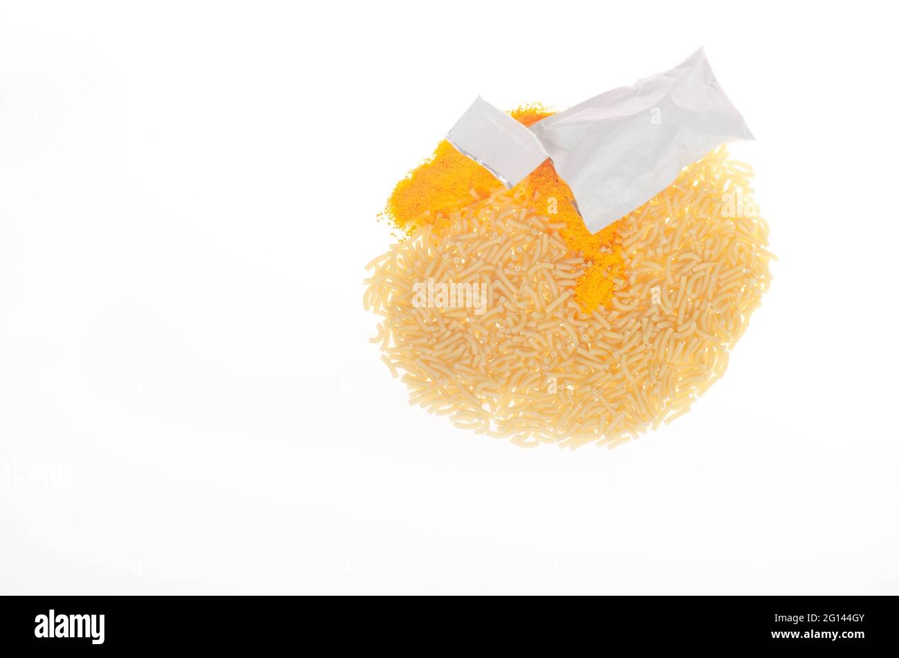 Kraftpapier Macaroni & Cheese Paket Mix auf Weiß mit Ellbogenpasta und einer Packung Käse Mix Stockfoto