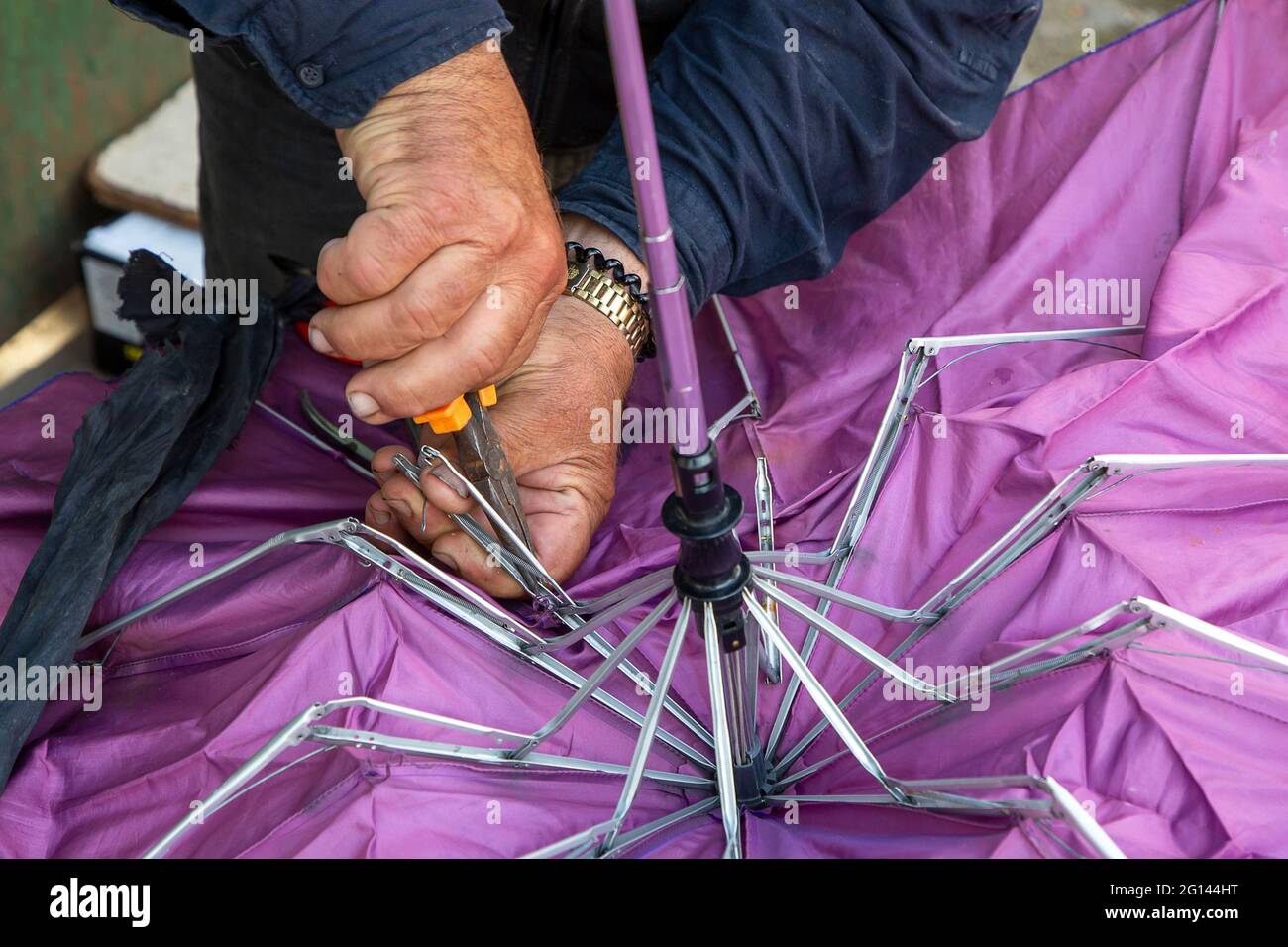 Reparatur eines kaputten Regenschirms in Tirana, Albanien Stockfoto