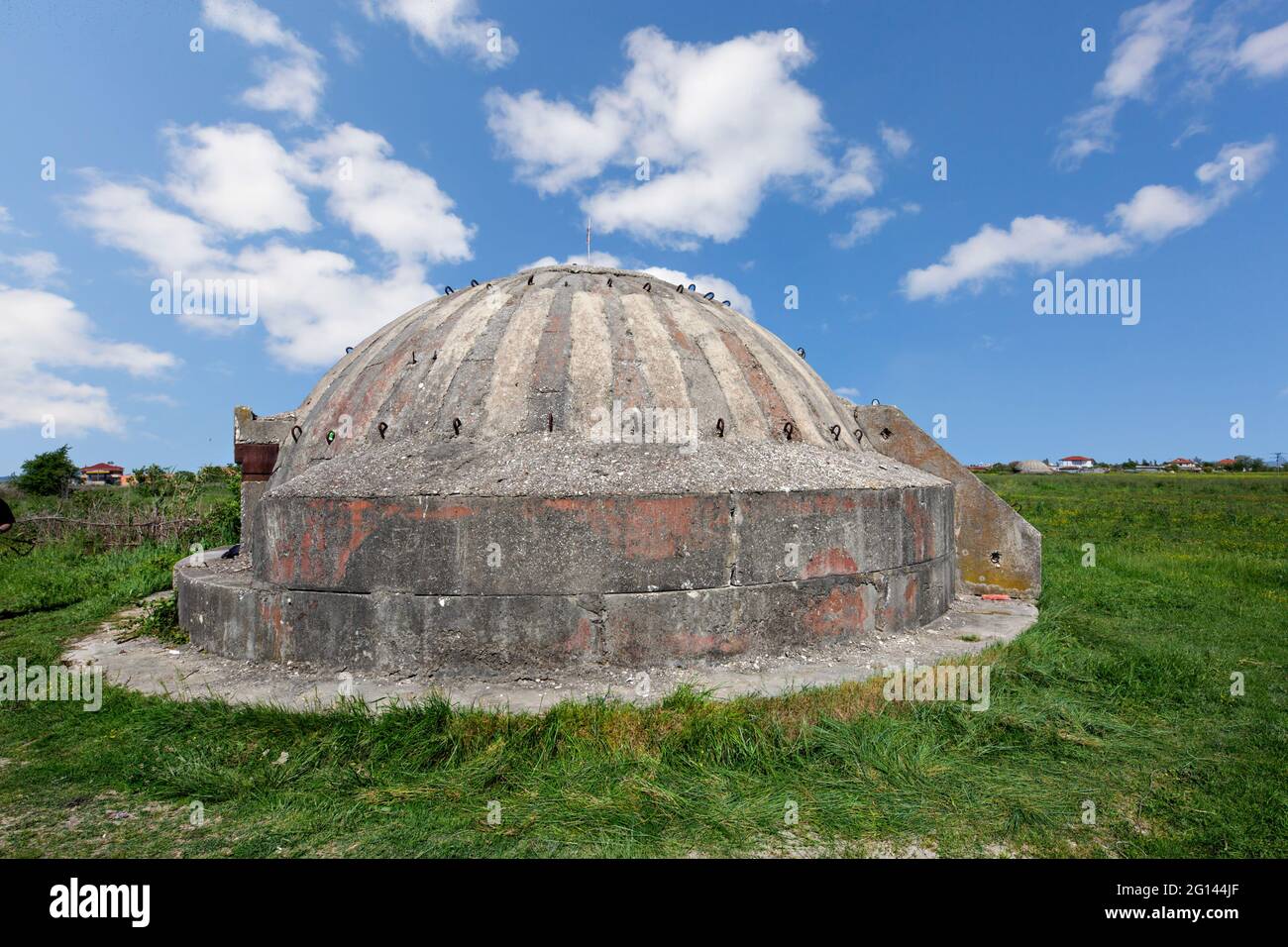 Verlassene Bunker aus der kommunistischen Ära in Albanien. Stockfoto