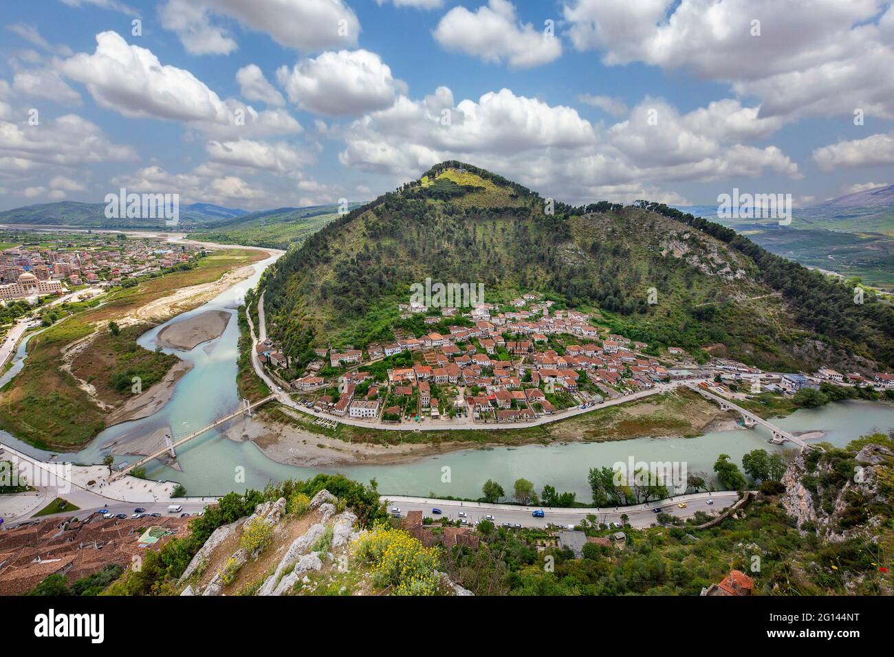 Luftaufnahme über die traditionellen, orientalischen Häuser und den Fluss Osumi, in Berat, Albanien Stockfoto