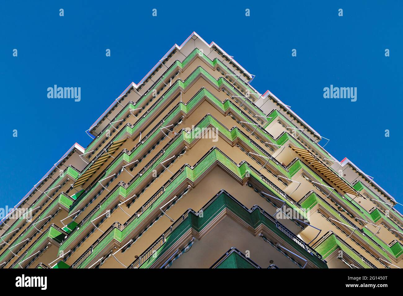 Detail eines Mehrfamilienhauses in der Stadt Fier in Albanien Stockfoto