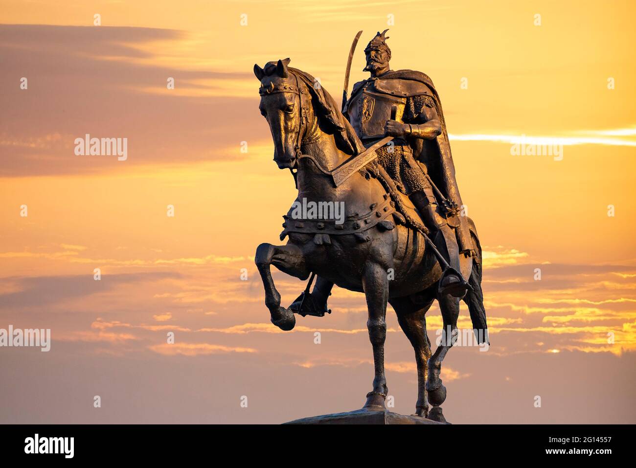 Statue des albanischen Nationalhelden Skanderbeg beim Sonnenuntergang auf dem Skanderbeg-Platz in Tirana, Albanien. Stockfoto