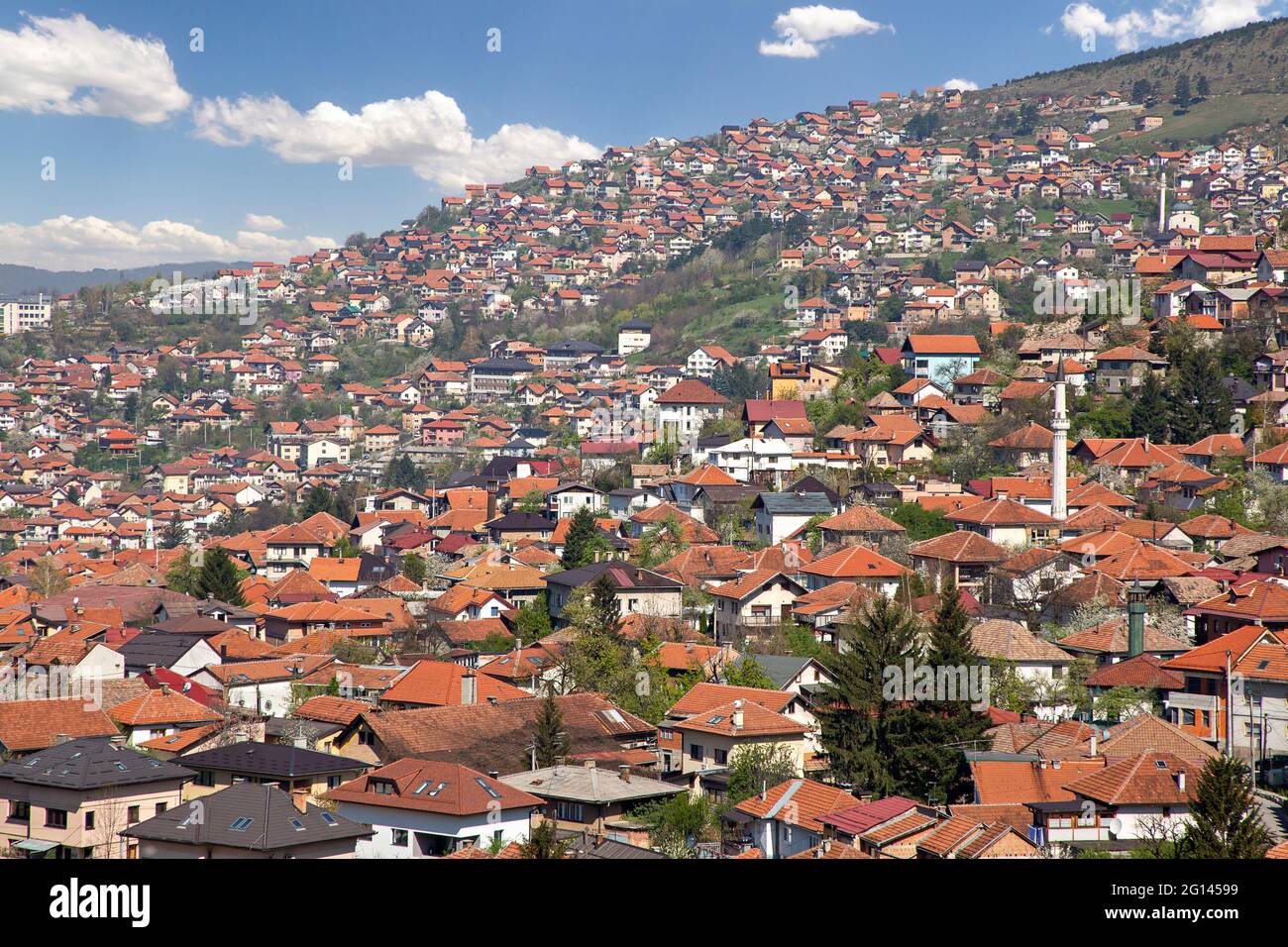 Blick über die Häuser in den Bergen von Sarajevo, Bosnien und Herzegowina. Stockfoto