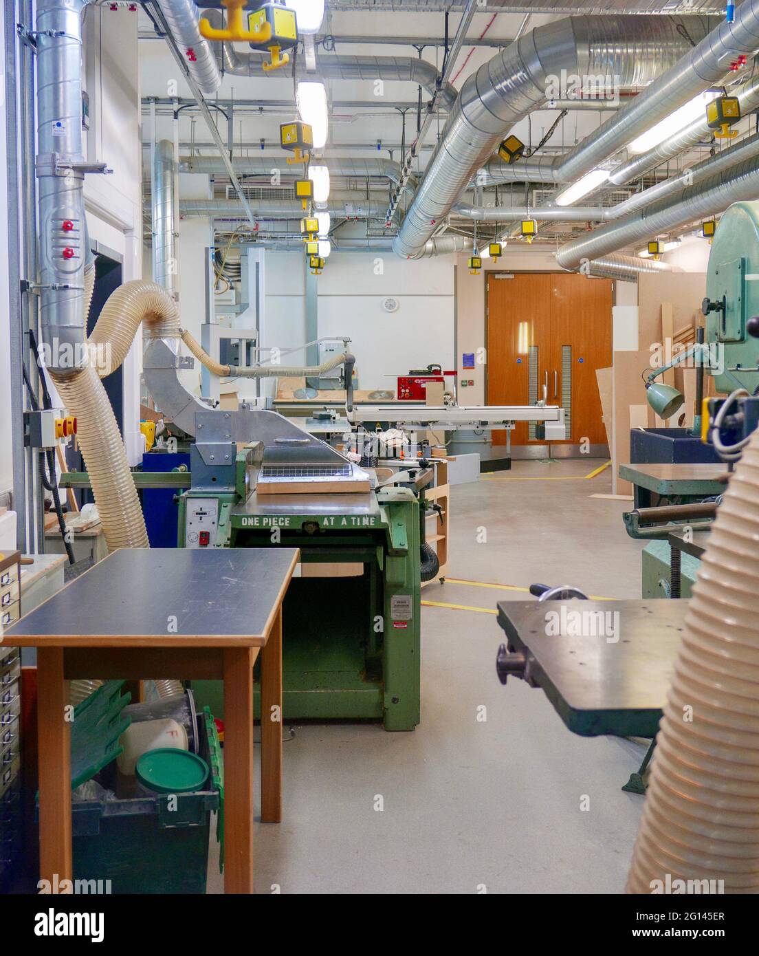 Ein Workshop für Holzarbeiten und Materialdesign an der Middlesex University, London, mit Werkbänken und Maschinen. Stockfoto