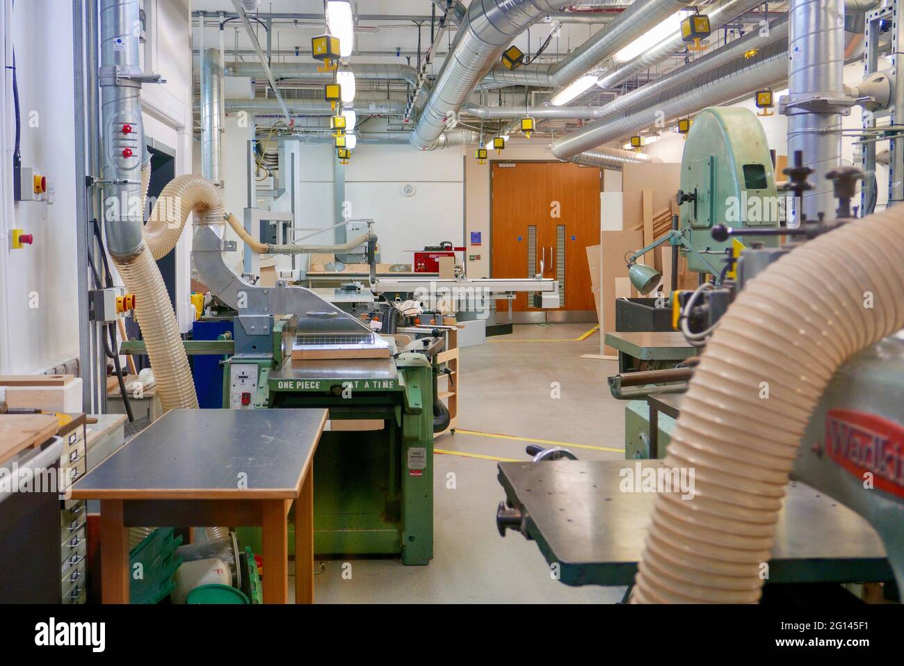 Ein Workshop für Holzarbeiten und Materialdesign an der Middlesex University, London, mit Werkbänken und Maschinen. Stockfoto