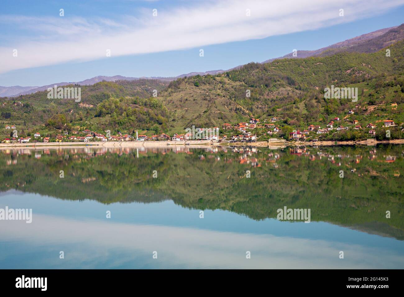 Dorfhäuser und Reflexionen in Bosnien und Herzegowina Stockfoto