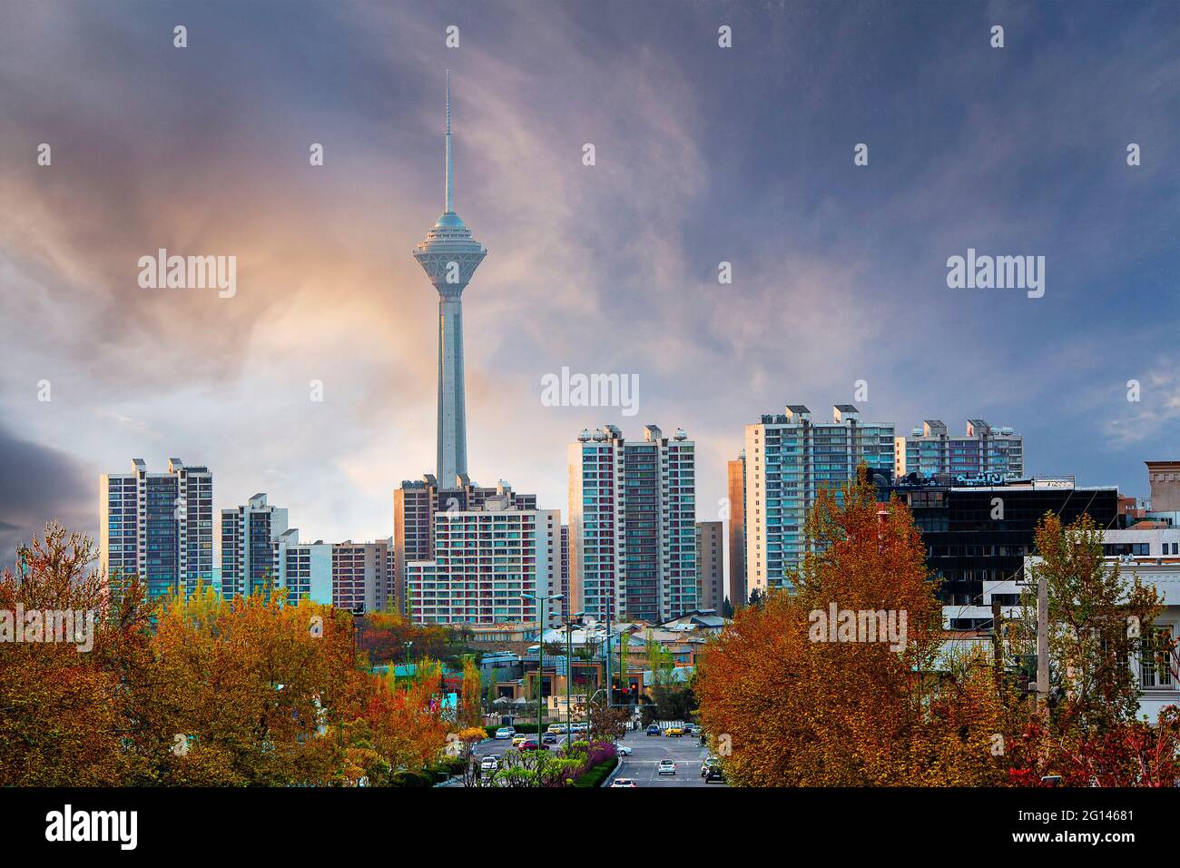 Skyline von Teheran mit Milad-Turm im Hintergrund im Iran Stockfoto