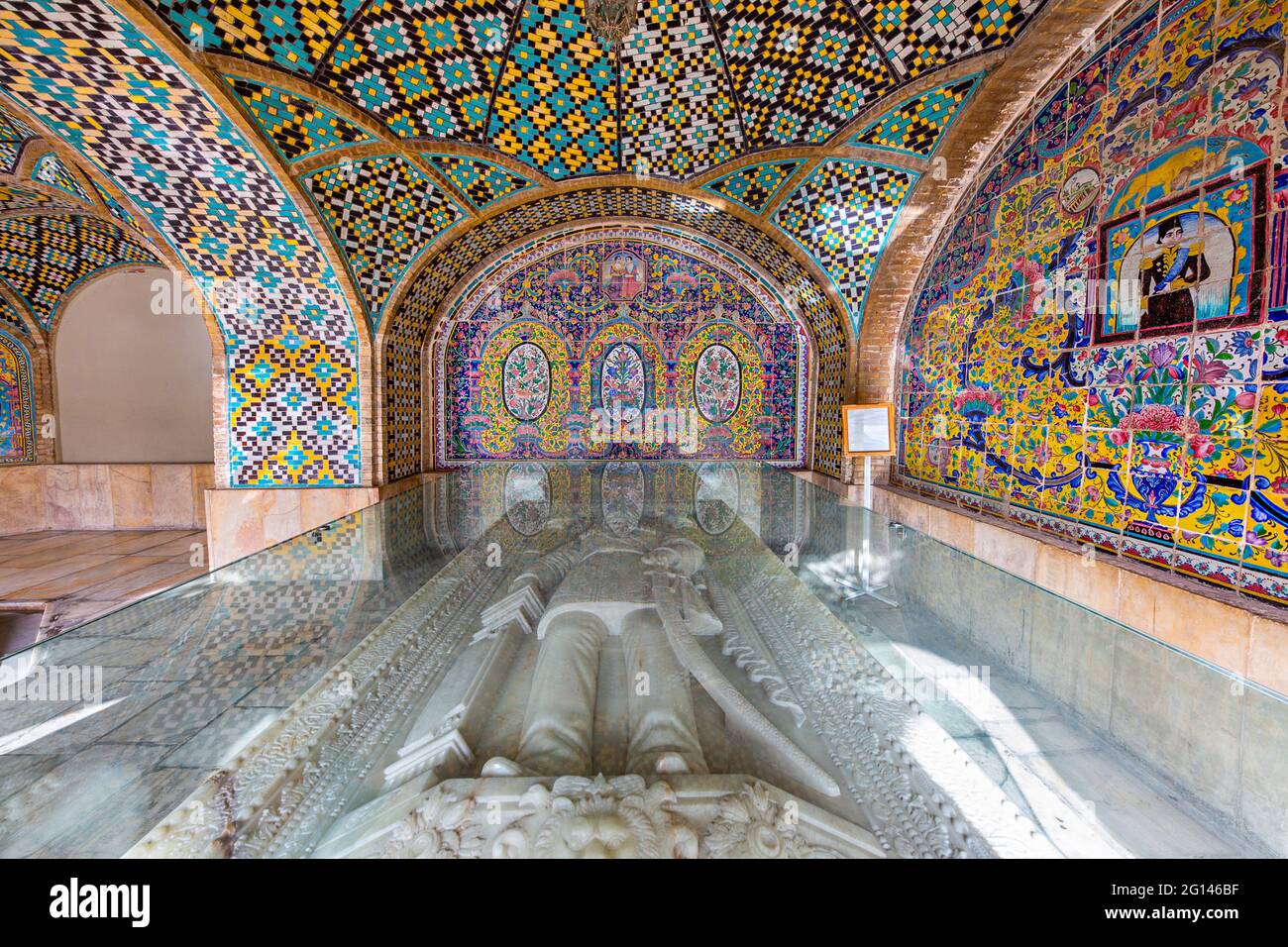 Geschnitzter Marmor-Sarkophag des persischen Schahs in einem Glasgehäuse im Khalvate Karim Khani-Abschnitt des Golestan-Palastes in Teheran, Iran Stockfoto