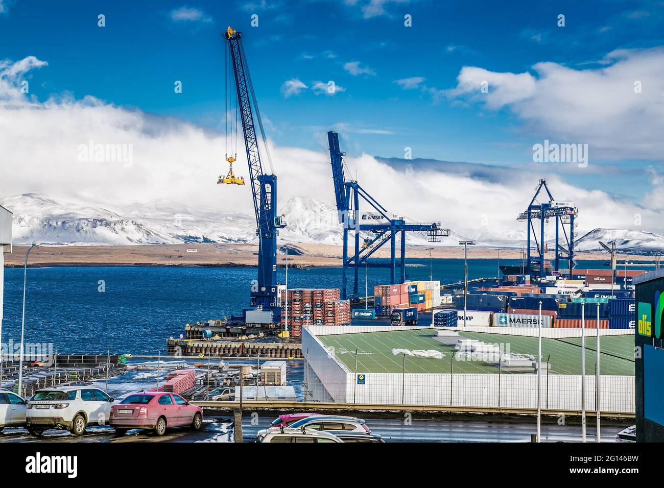 Reykjavic , Island- 20. Feb 2020: Entladen eines Containerschiffes, das am verschneiten Tag im Hafen von Reykjavik festgemacht wurde. Reykjavik ist die Hauptstadt und größte Stadt von Stockfoto