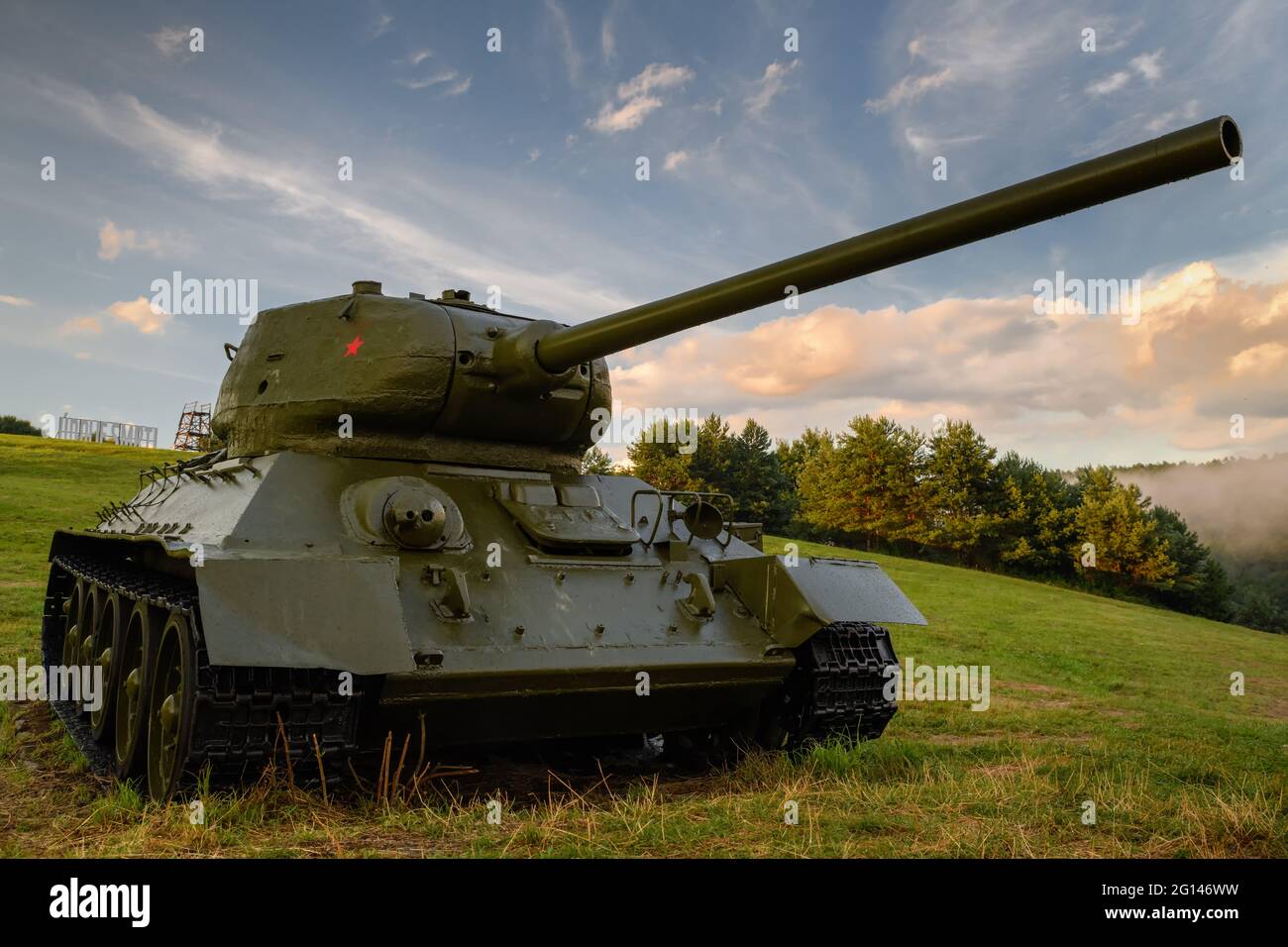 Sowjetischer mittlerer Panzer T-34 85 im Tal des Todes (Udolie smrti) - Kriegsgebiet des Zweiten Weltkriegs (Schlacht am Dukla-Pass). Slowakei - Region Svidnik. Stockfoto