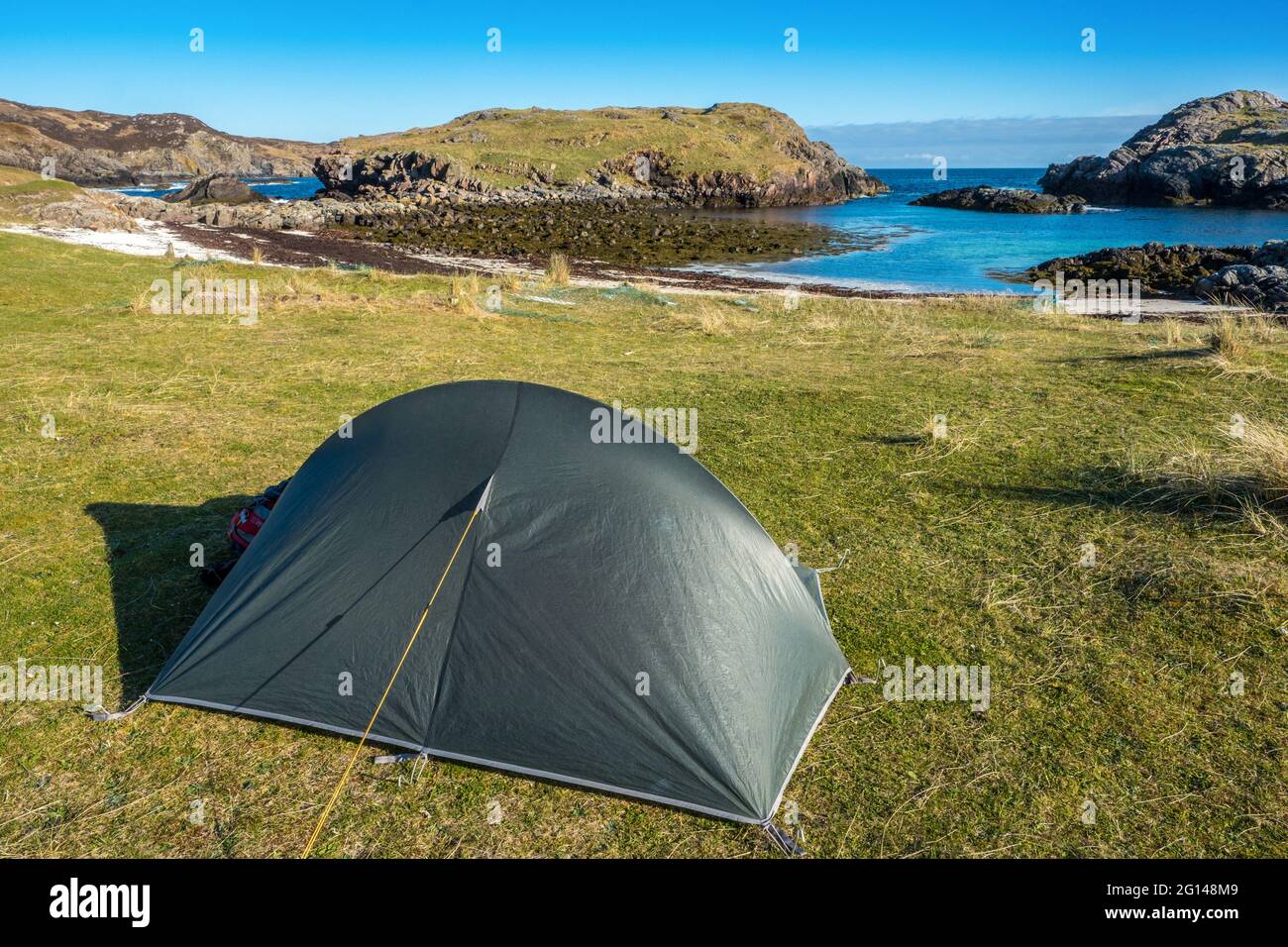 Ein Wildcamp für Seekajaker auf Oldany Island im Nordwesten Schottlands Stockfoto