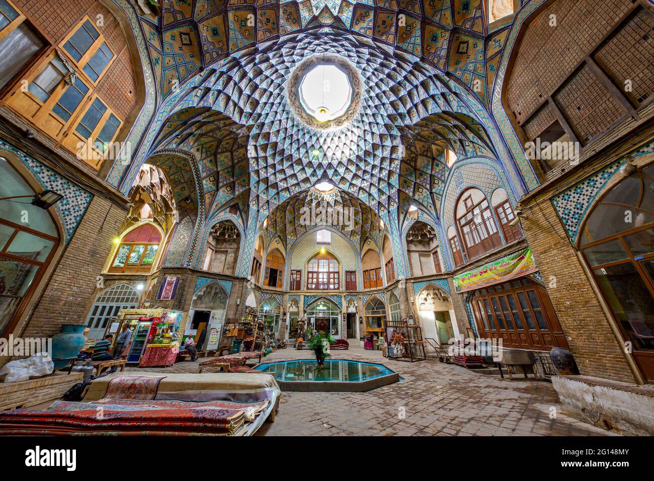 Alter Basar in Kashan, Iran. Der Basar wurde im 13. Jahrhundert erbaut und im 19. Jahrhundert von den Safaviden restauriert. Stockfoto