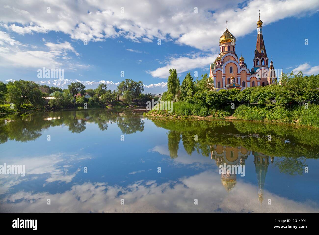Russisch-orthodoxe Kirche als Kirche der Erhöhung des Heiligen Kreuzes und seine Reflexion in Almaty, Kasachstan Stockfoto