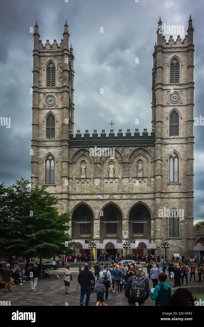 Provinz Quebec, Kanada, September 2019, Blick auf eine urbane Szene der Basilika Notre-Dame in der Stadt Montreal Stockfoto