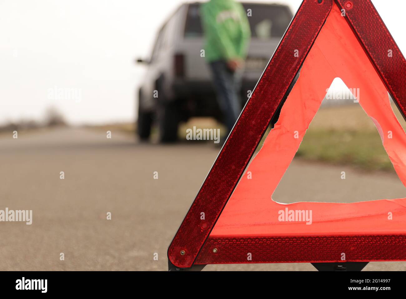 Warnwesten für Autofahrer und Kunststoff rote Not-Aus-Schild für Auto  Stockfotografie - Alamy