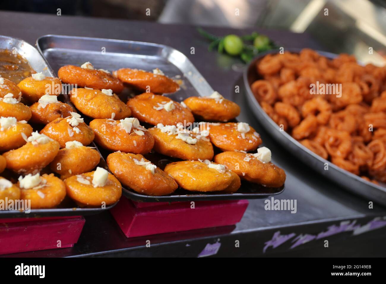 Traditionelles indisches Street Food. Süßes Essen, gewürzte Speisen Stockfoto