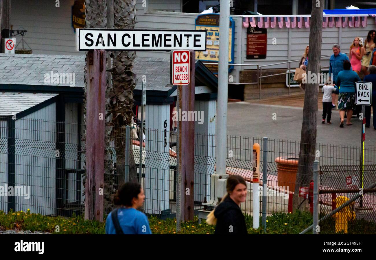 San Clemente, Kalifornien, USA. Juni 2021. Die Mitglieder des Stadtrats von San Clemente erklärten, dass die Stadt das Recht der Menschen auf Waffengewalt unterstützt. Der erste und zweite Änderungsantrag von San Clemente OC, Freedom City, verabschiedet am 1. Juni 2021 Quelle: Katrina Kochneva/ZUMA Wire/Alamy Live News Stockfoto