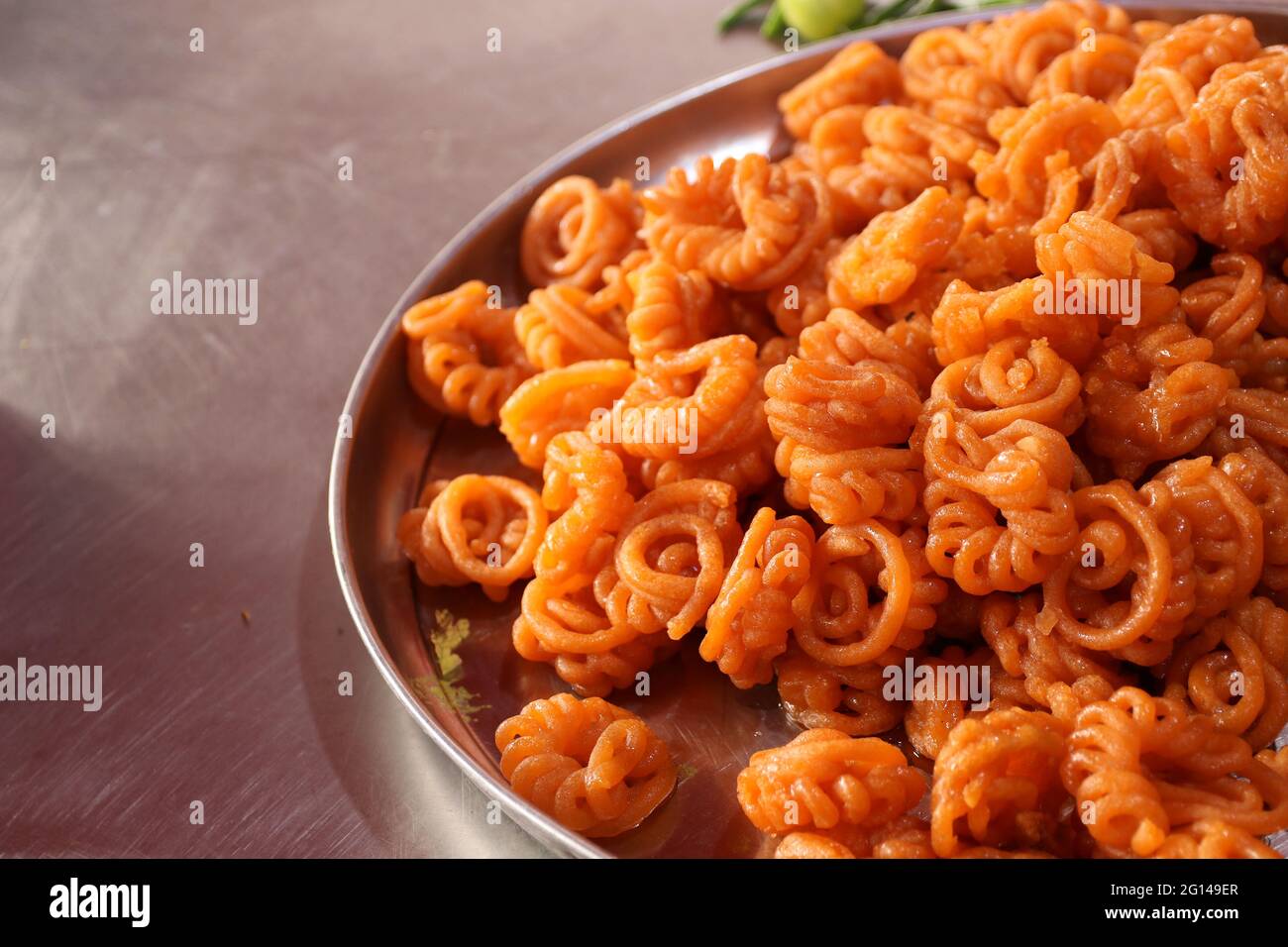 Traditionelles indisches Street Food. Süßes Essen, gewürzte Speisen Stockfoto