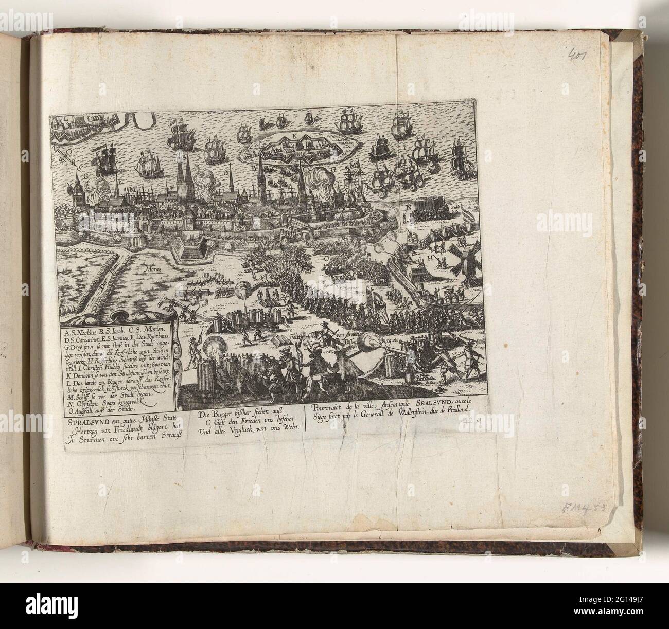 Belagerung von Stralsund, 1628; Serie 11: Varia Foreign Events, 1571-1631. Belagerung von Stralsund durch die Truppen von Wallenstein, 1628. Blick auf die Stadt von den Positionen der Belagerungstruppen. Mit einer Bildunterschrift von 6 Zeilen auf Deutsch und 2 Regeln auf Friesisch. Legende A-O. Legal unter Kugelschreiber nummeriert: 424. Der Druck ist Teil eines Albums. Stockfoto