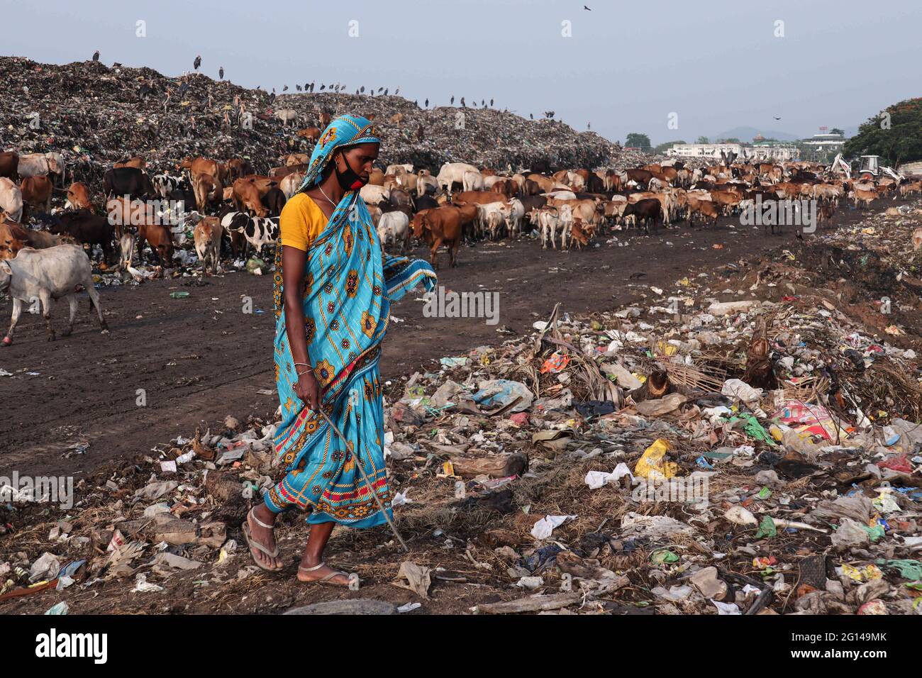 Guwahati, Assam, Indien. Juni 2021. Eine Frau, die am Vorabend des Weltumwelttages am 04. Juni 2021 in Guwahati nach recycelbaren Materialien auf der Deponie Boragaon sucht. Der Weltumwelttag wird jedes Jahr am 5. Juni begangen, und das Thema dieses Jahres ist die Luftverschmutzung. Quelle: David Talukdar/ZUMA Wire/Alamy Live News Stockfoto
