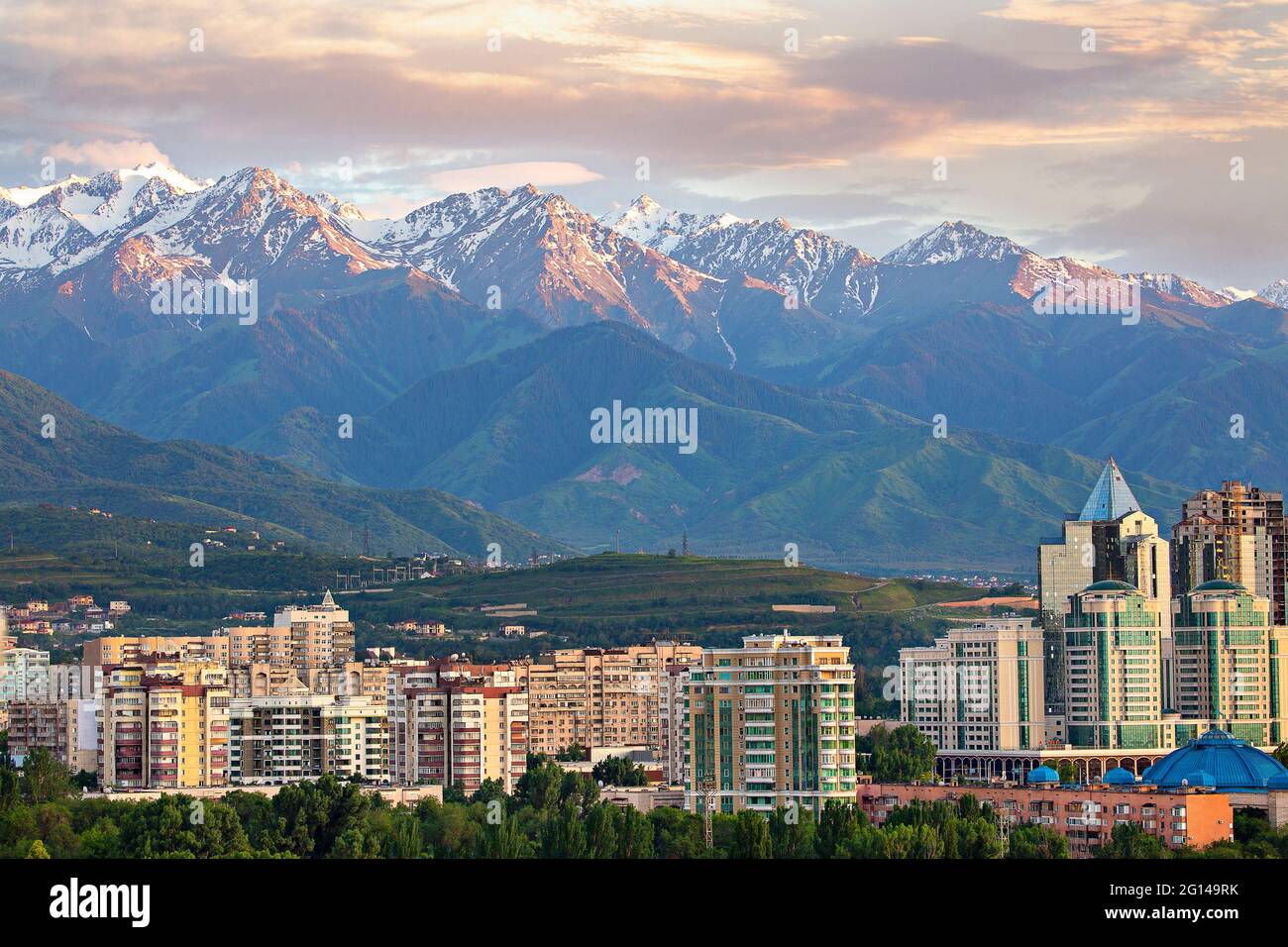 Blick über Almaty mit schneebedeckten Bergen im Hintergrund, Almaty, Kasachstan Stockfoto