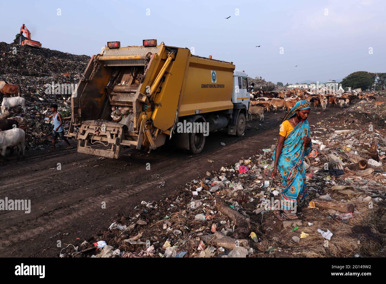 Guwahati, Assam, Indien. Juni 2021. Eine Frau, die am Vorabend des Weltumwelttages am 04. Juni 2021 in Guwahati nach recycelbaren Materialien auf der Deponie Boragaon sucht. Der Weltumwelttag wird jedes Jahr am 5. Juni begangen, und das Thema dieses Jahres ist die Luftverschmutzung. Quelle: David Talukdar/ZUMA Wire/Alamy Live News Stockfoto