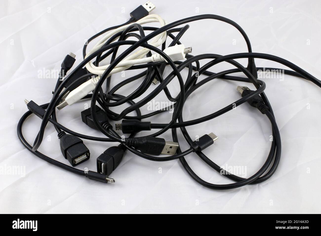 Viele usb-Kabel. USB-Kabel mit verschiedenen Anschlussarten. Stockfoto