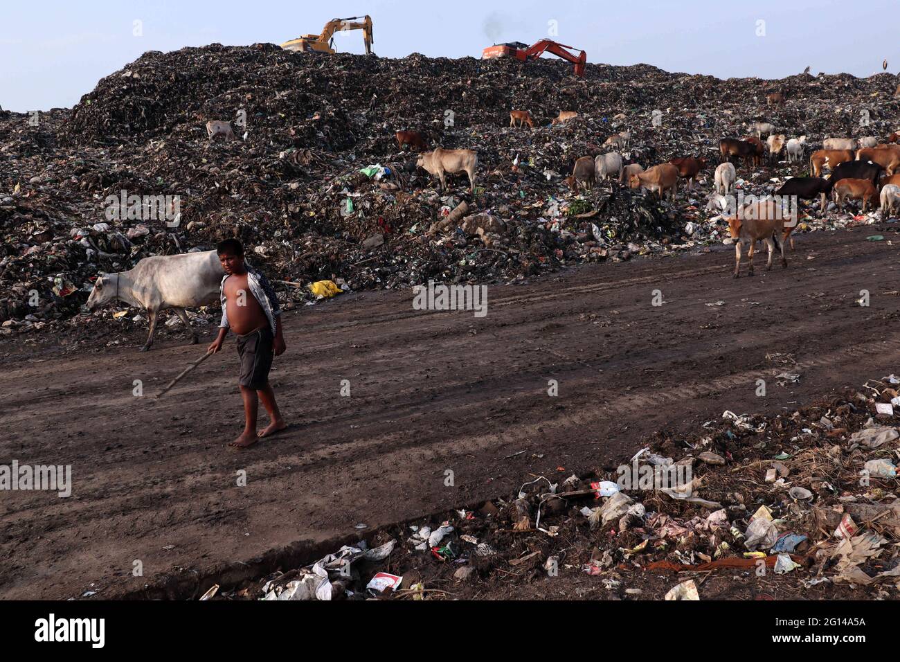 Guwahati, Assam, Indien. Juni 2021. Ein Kinderficker, der am Vorabend des Weltumwelttages am 04. Juni 2021 in Guwahati auf der Deponie Boragaon nach recycelbaren Materialien sucht. Der Weltumwelttag wird jedes Jahr am 5. Juni begangen, und das Thema dieses Jahres ist die Luftverschmutzung. Quelle: David Talukdar/ZUMA Wire/Alamy Live News Stockfoto