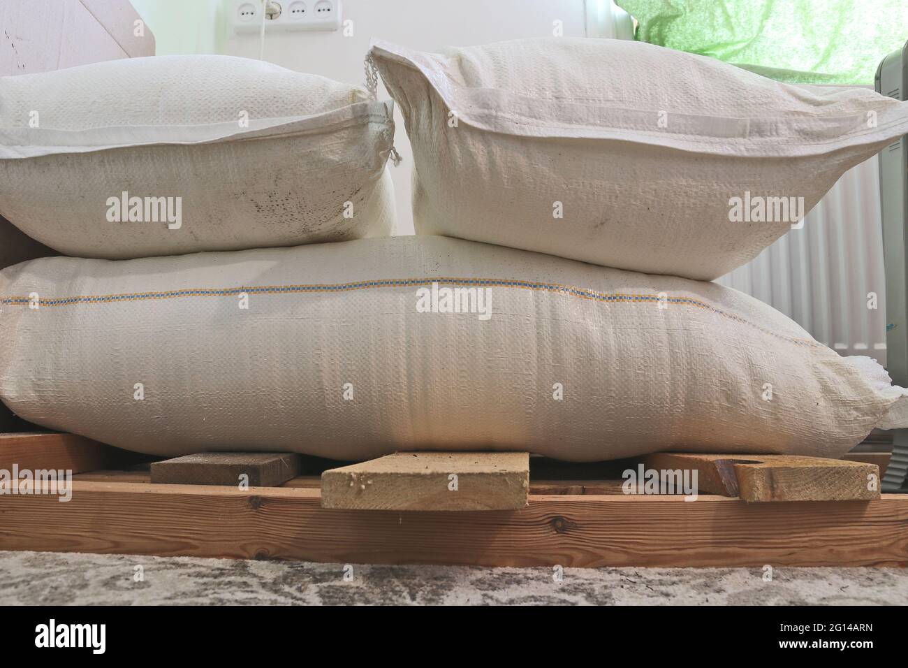 Beutel mit Mehl. Mehl zu Hause während der Quarantänezeit gelagert. Stockfoto