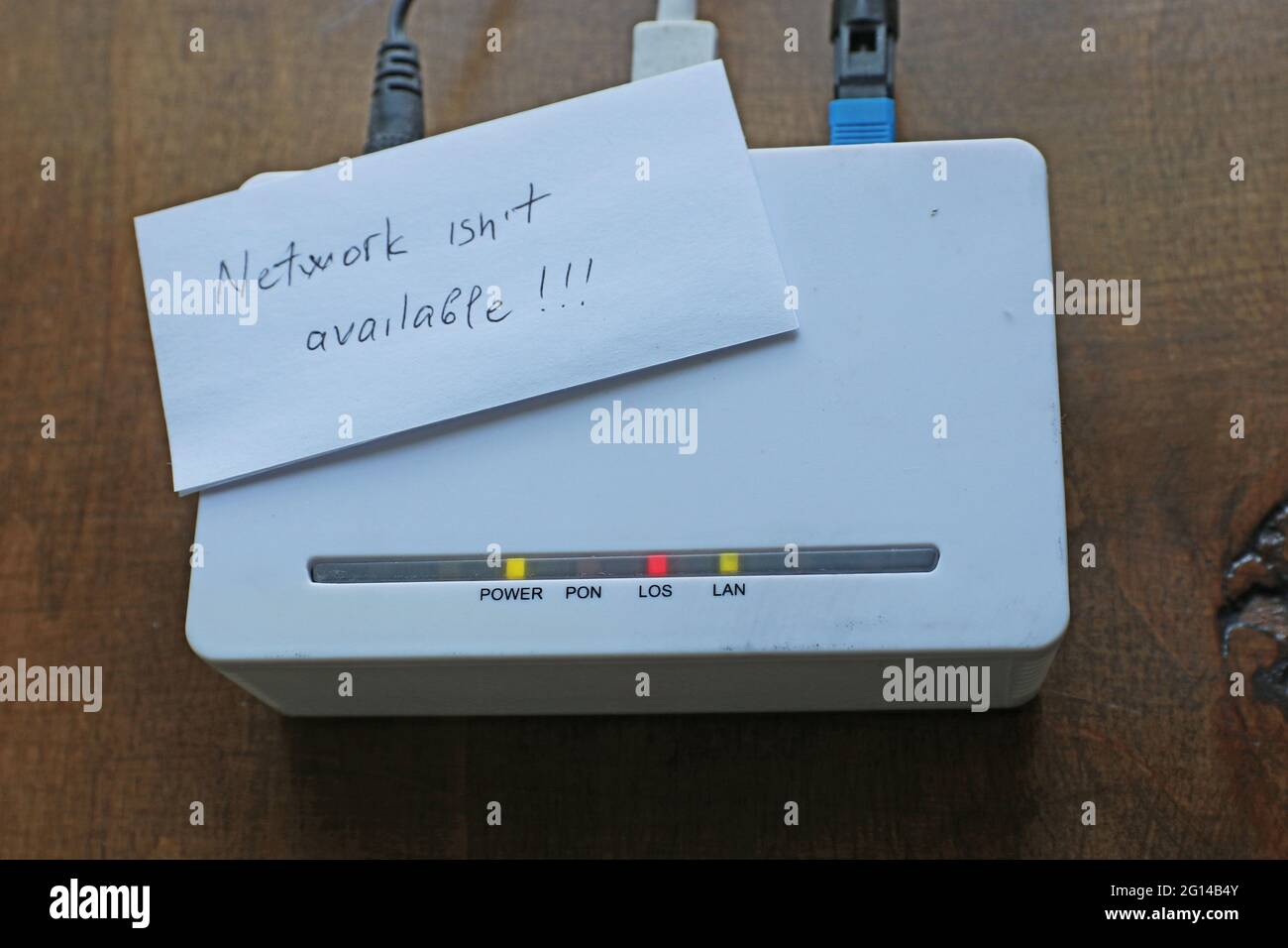 Optisches Netzwerkterminal. Eine blinkende rote LED zeigt an, dass das Netzwerk nicht verfügbar ist. Stockfoto