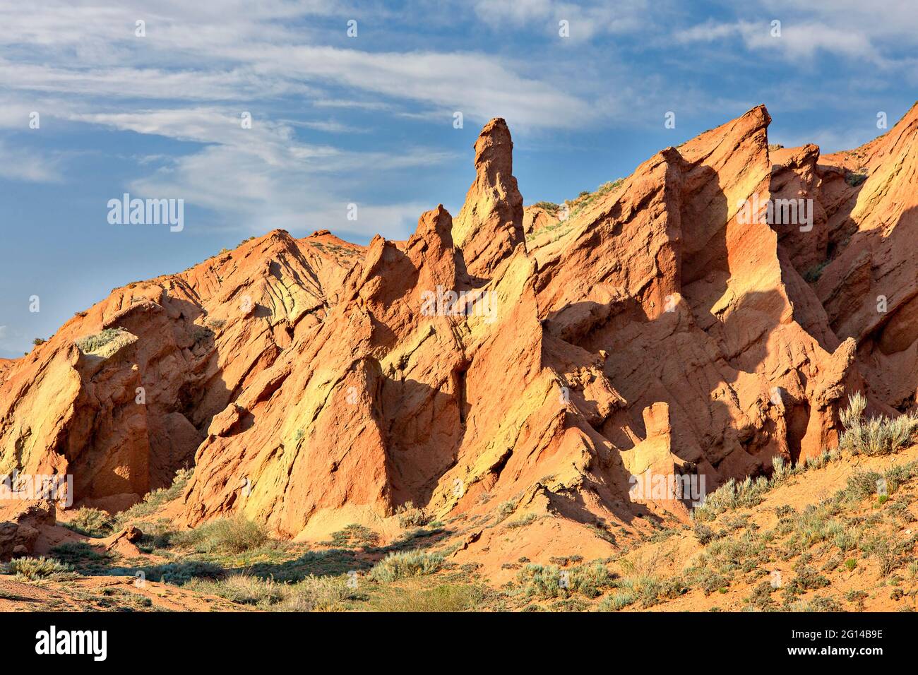 Rote Felsformationen, bekannt als Märchenschloss, in Kaji Say, Kirgisistan Stockfoto