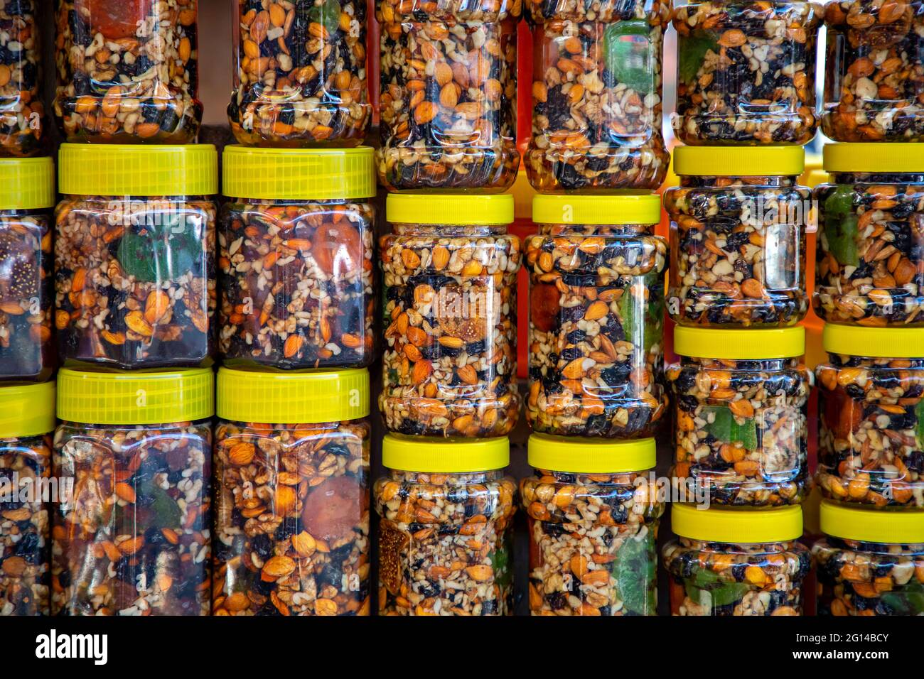 Getrocknete Früchte in Gläsern auf dem Markt in Kirgisistan Stockfoto
